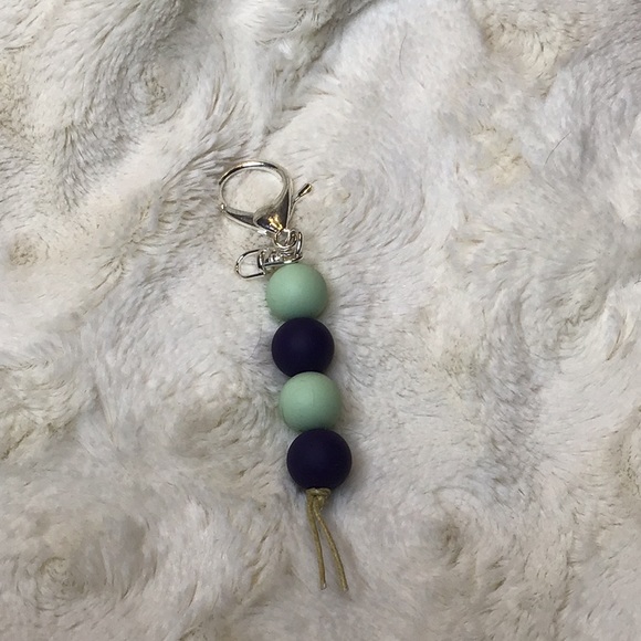 Handmade 15mm silicone bead keychain or zipper pull. Green/blue - Picture 1 of 3